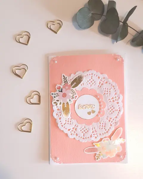 Postal floral rosa con puntilla de papel, flores de papel melocotón y corazones de madera