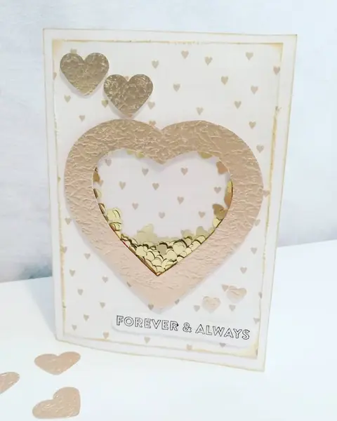 Postal en cartulina crema con corazón troquelado relleno de confeti dorado y texto Forever and Always