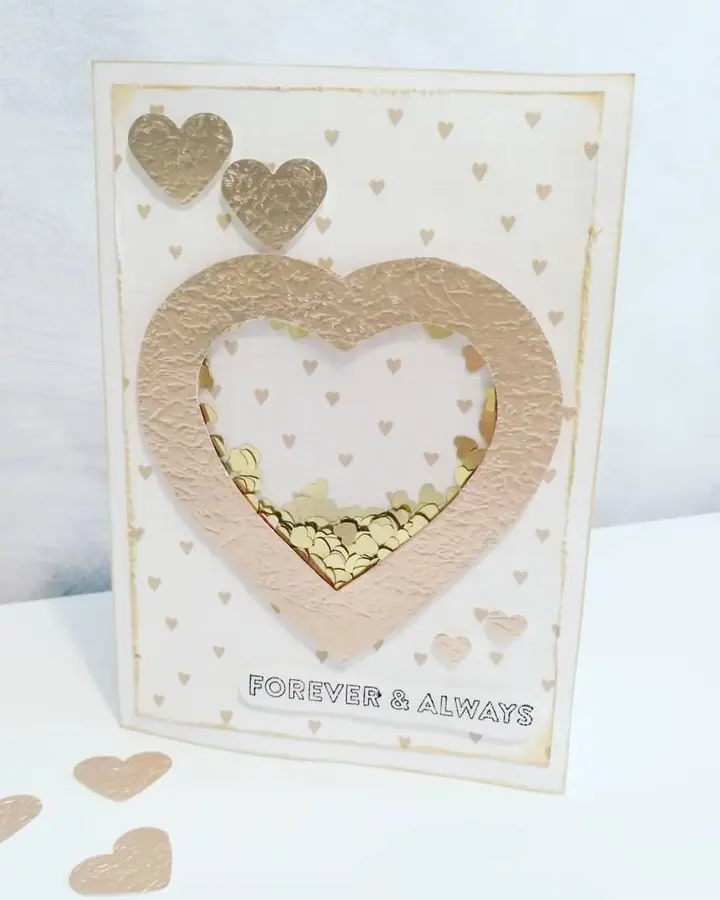 Postal en cartulina crema con corazón troquelado relleno de confeti dorado y texto Forever and Always