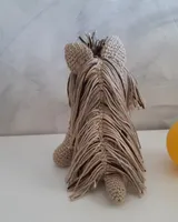 Yorkshire amigurumi visto de espaldas mostrando el pelo largo tejido hebra a hebra