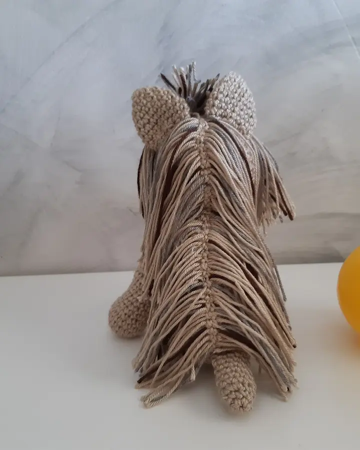 Yorkshire amigurumi visto de espaldas mostrando el pelo largo tejido hebra a hebra